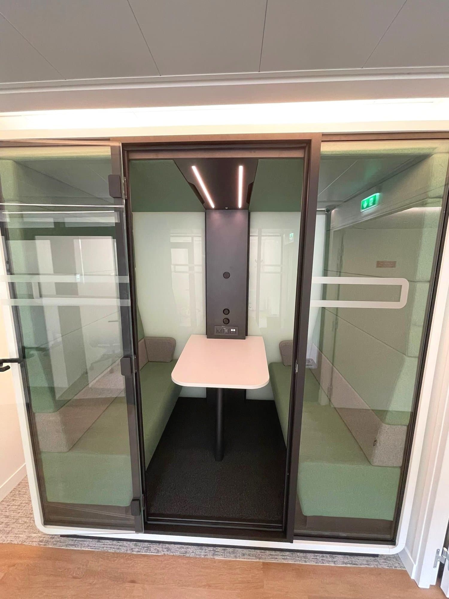 Cabine acoustique 4 personnes pour appels confidentiels - Zecoworking Courbevoie