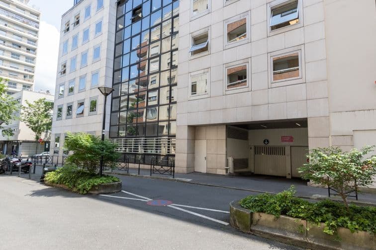Façade du bâtiment Zecoworking côté rampe d'accès parking
