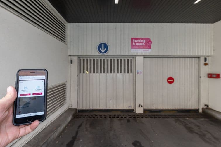 Entrée du parking sous-sol Zecoworking - porte ouverte par l'app Welcomr