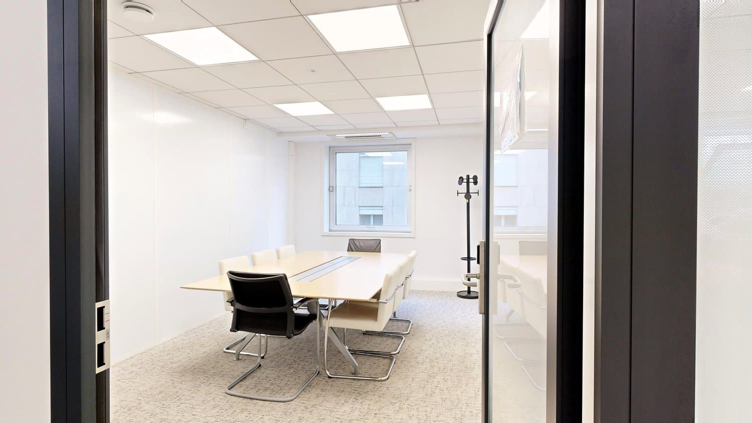 10-seat meeting room at Zecoworking - Courbevoie